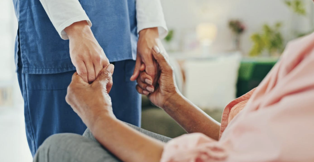 La residencia permanente para cuidadores tarda ahora hasta 79 meses, y no hay forma de anotarse de nuevo